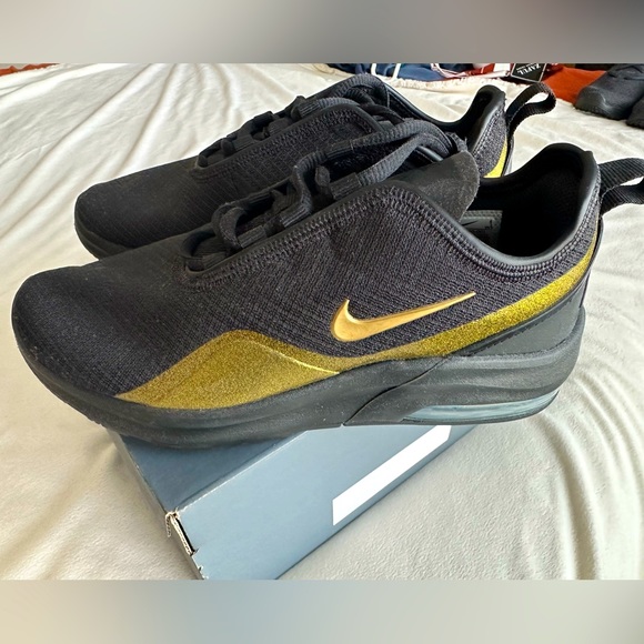Gold and black Nike Size 7 - Picture 3 of 3